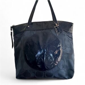 Vintage Coach Laura signature print
Large tote bag in Navy Blue